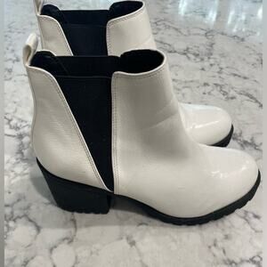 EUC Dirty Laundry Lisbon‎ Chelsea White Boot- Size 8